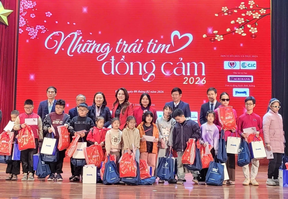 Mang Tết yêu thương đến với trẻ em kém may mắn - Ảnh 2.