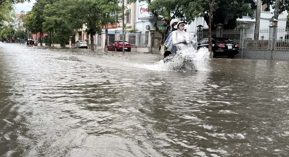Ảnh hưởng không khí lạnh: Hà Tĩnh đến Đà Nẵng và phía Đông Quảng Ngãi đến Gia Lai cục bộ có nơi mưa to - Ảnh 1.