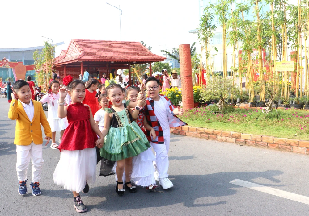 Báo Xuân - Tết cung đình, sông nước và mây ngàn - Ảnh 3. Báo Xuân - Tết cung đình, sông nước và mây ngàn - Ảnh 3.