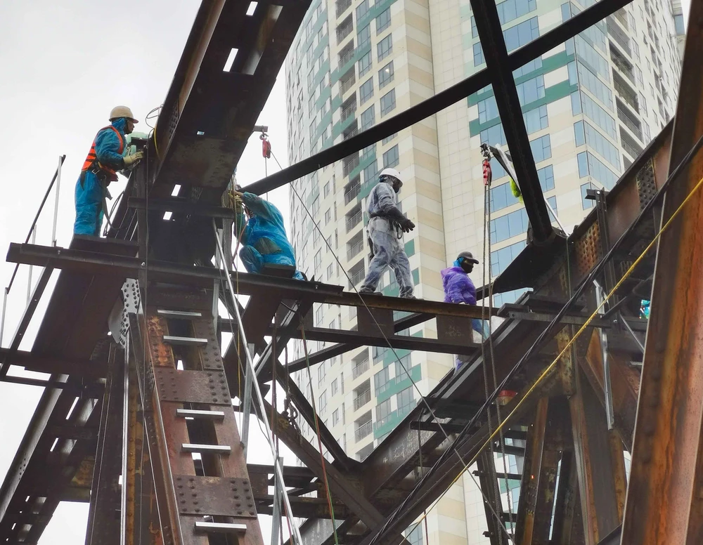 Vượt mưa rét, khẩn trương khắc phục sự cố trên cầu Long Biên - Ảnh 4.