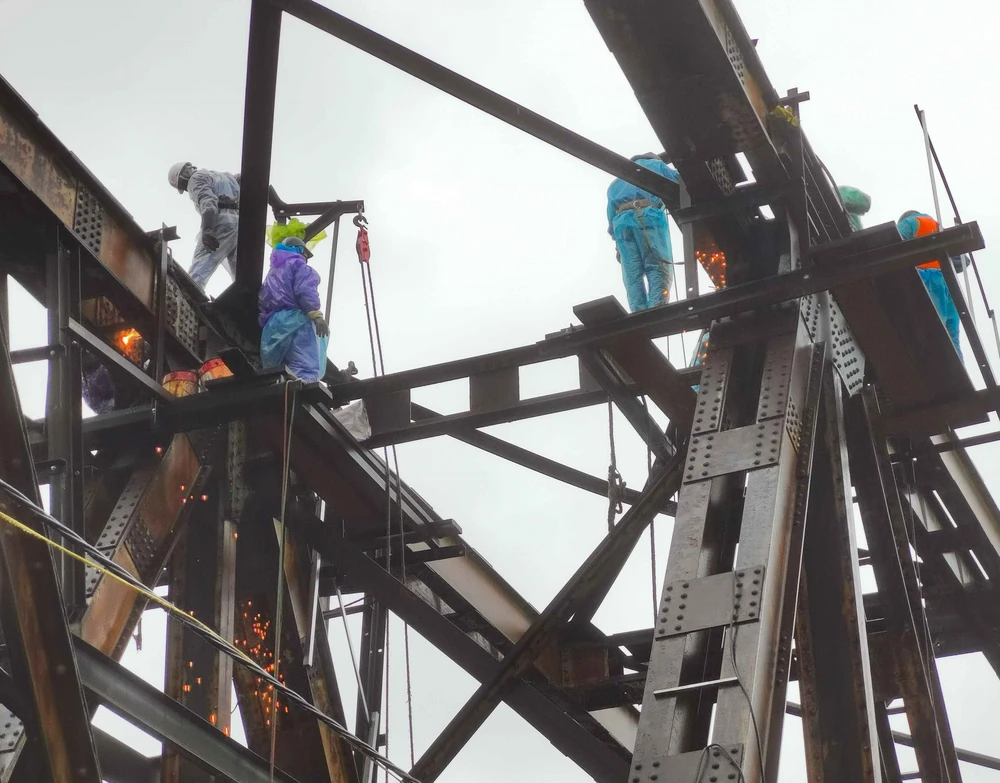 Vượt mưa rét, khẩn trương khắc phục sự cố trên cầu Long Biên - Ảnh 3.