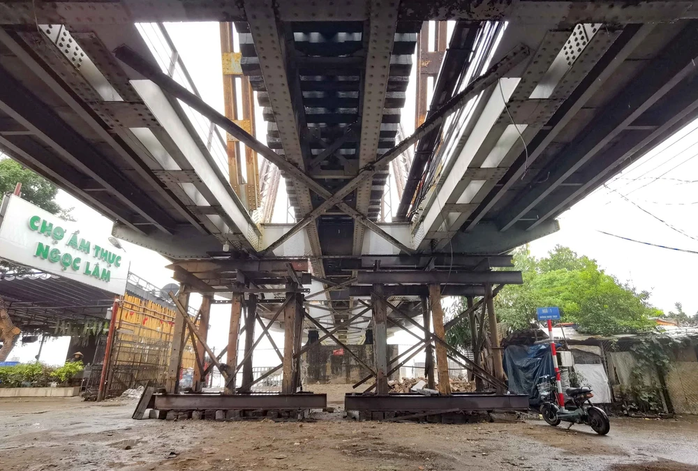 Vượt mưa rét, khẩn trương khắc phục sự cố trên cầu Long Biên - Ảnh 10.