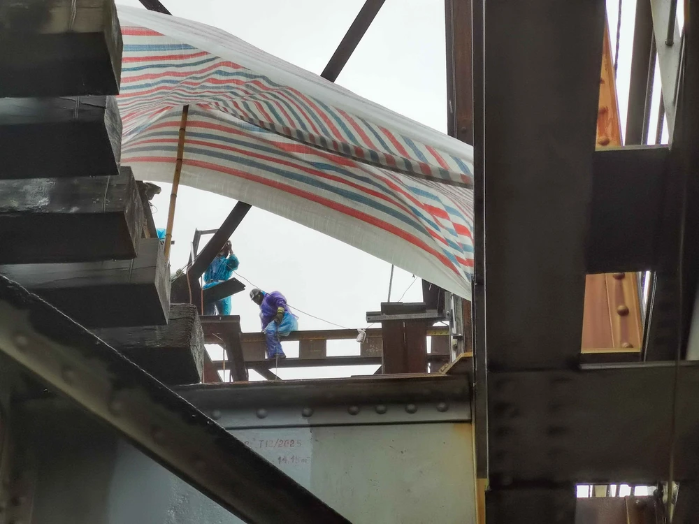 Vượt mưa rét, khẩn trương khắc phục sự cố trên cầu Long Biên - Ảnh 9.