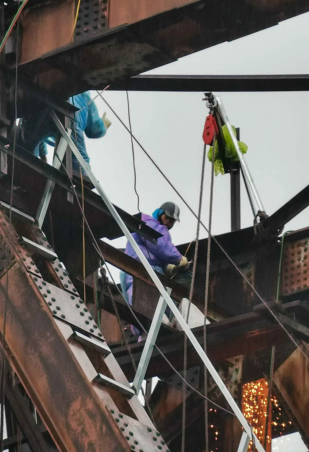 Vượt mưa rét, khẩn trương khắc phục sự cố trên cầu Long Biên - Ảnh 7.