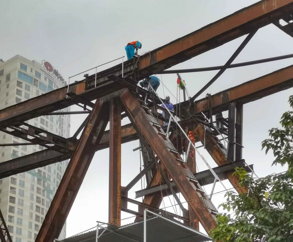 Vượt mưa rét, khẩn trương khắc phục sự cố trên cầu Long Biên - Ảnh 2.