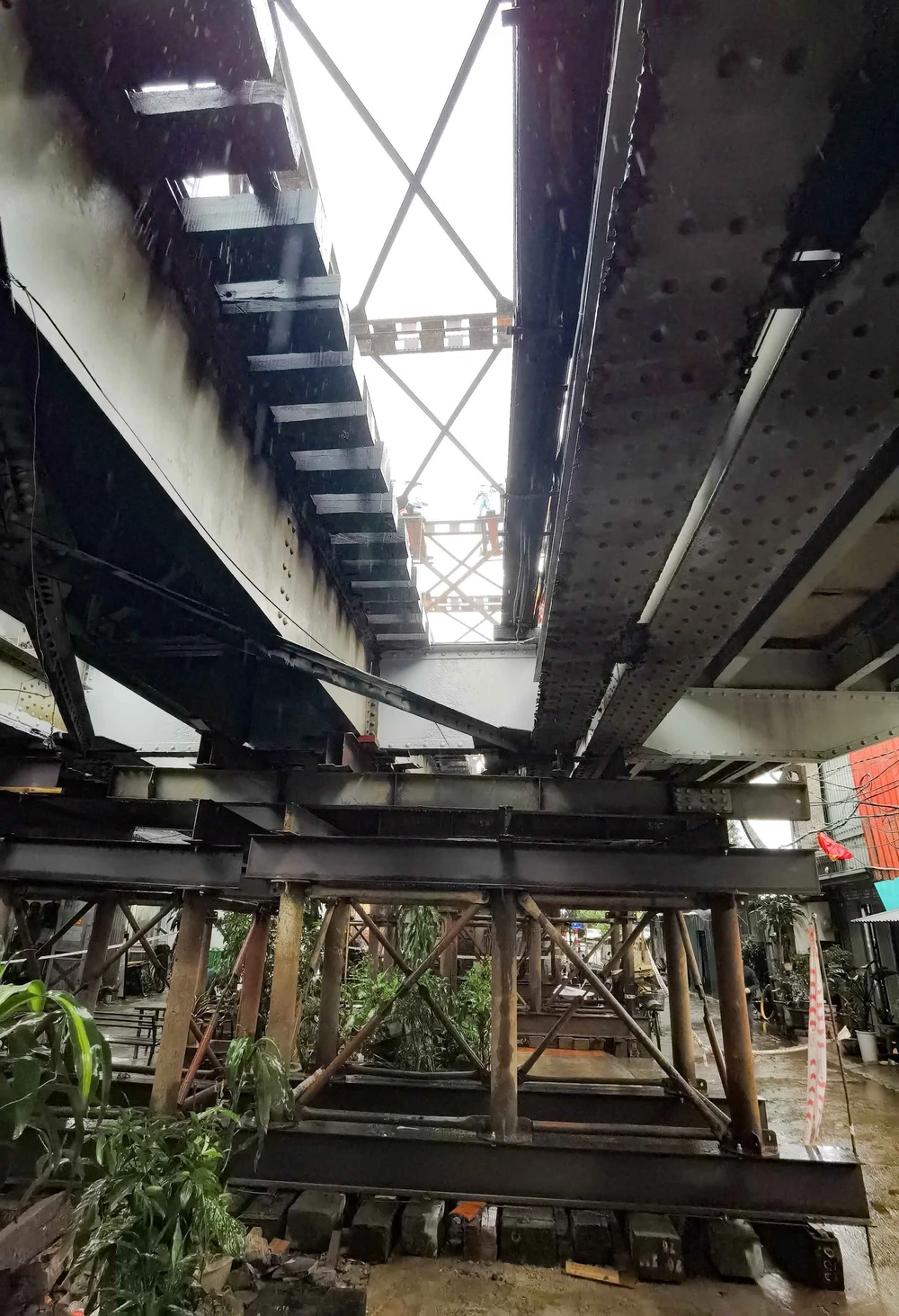 Vượt mưa rét, khẩn trương khắc phục sự cố trên cầu Long Biên - Ảnh 5.