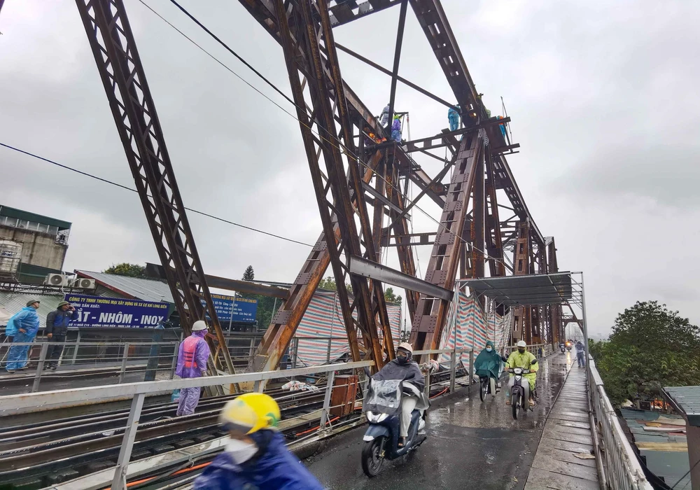 Vượt mưa rét, khẩn trương khắc phục sự cố trên cầu Long Biên - Ảnh 1.