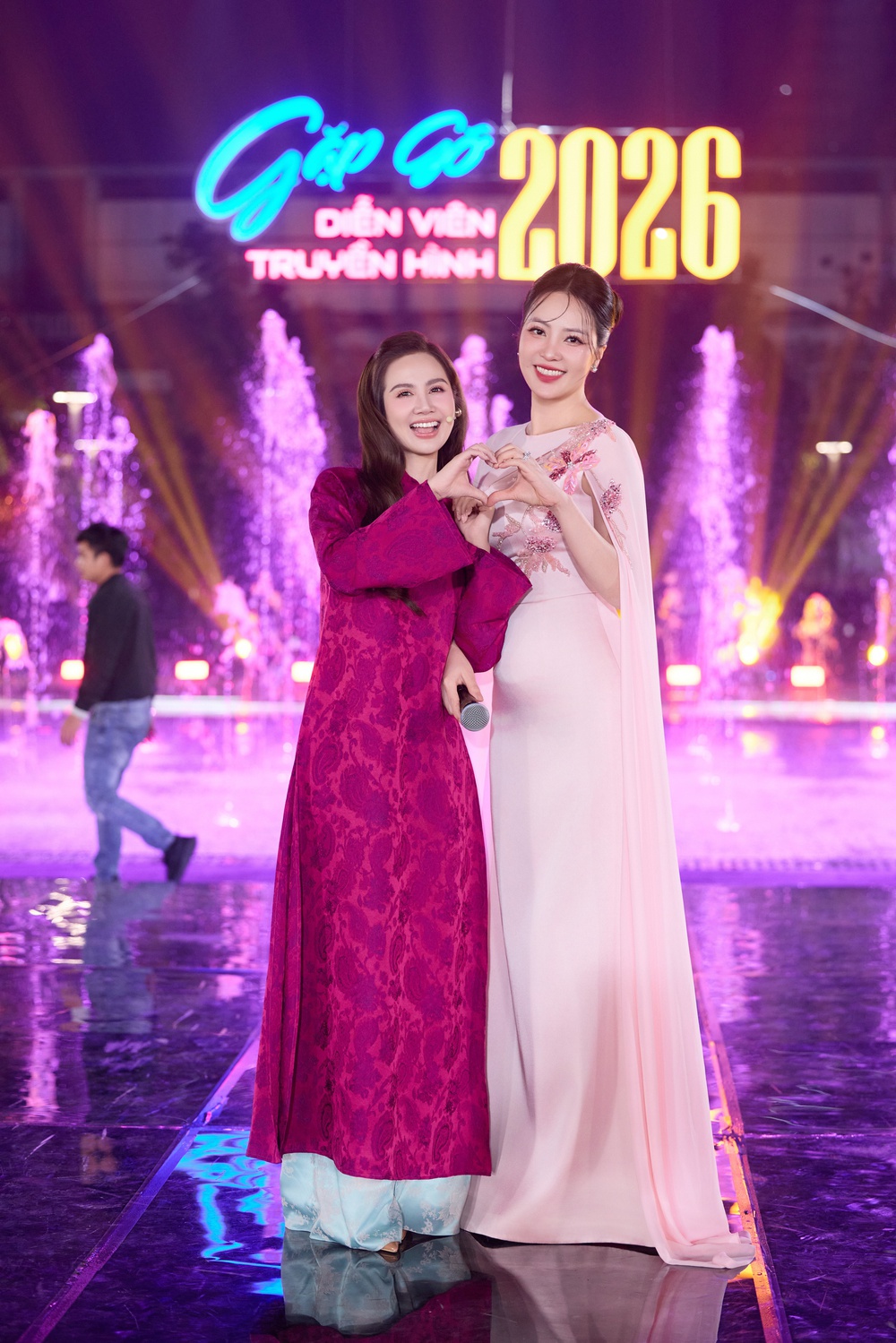 Dấu ấn BST áo dài "Thanh Xuân" của NTK Ngọc Lan trên sóng truyền hình quốc gia - Ảnh 3.