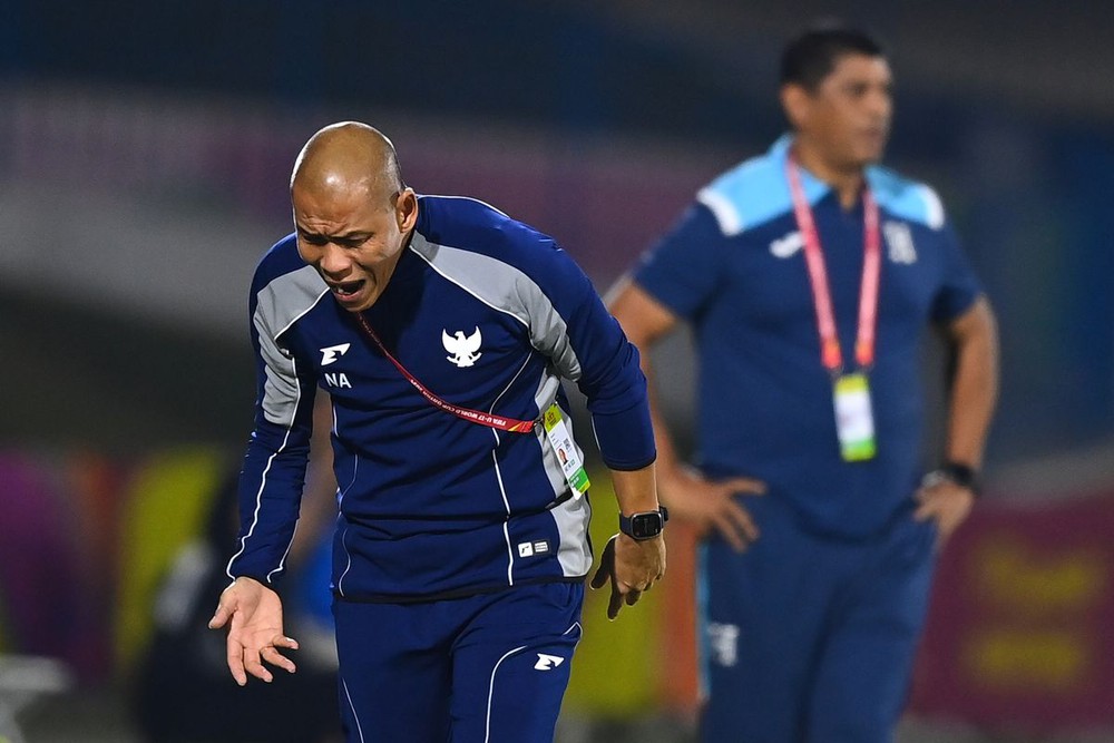 Tuyển trẻ Indonesia thua 0-7 trước Trung Quốc khi chuẩn bị cho giải châu Á, HLV xứ vạn đảo thừa nhận sự thật - Ảnh 2.