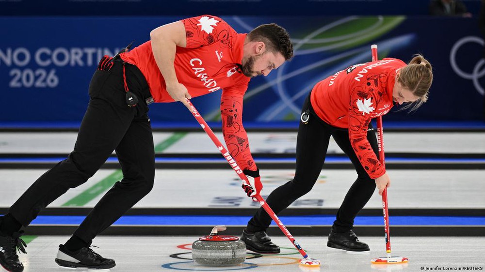 Môn thể thao độc lạ ở Olympic mùa Đông: VĐV phải dùng chổi lau sàn khi thi đấu - Ảnh 2.