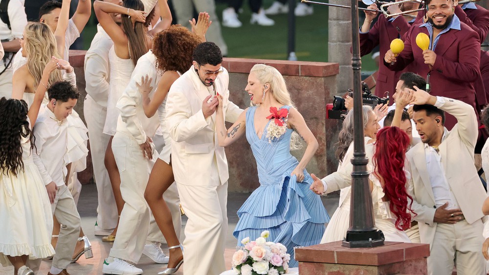 Bad Bunny và khoảnh khắc lịch sử tại Super Bowl 2026 - Ảnh 2.