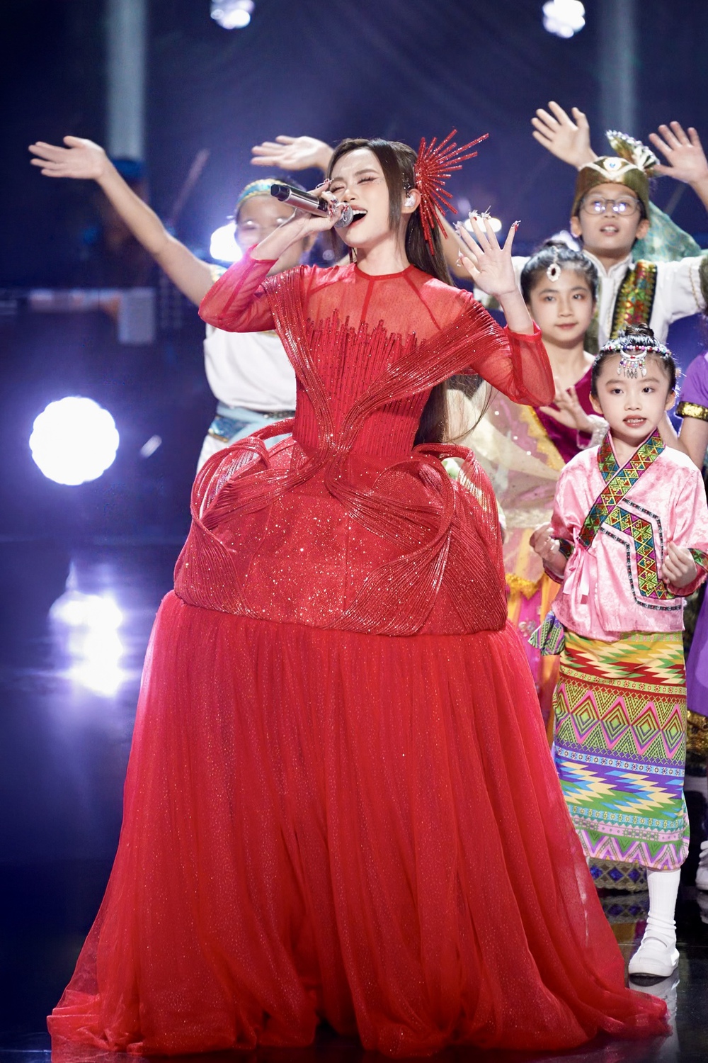 Báo Xuân - Dấu ấn nghệ sĩ Việt Nam ở quốc tế: Chuông vang xứ người - Ảnh 2.