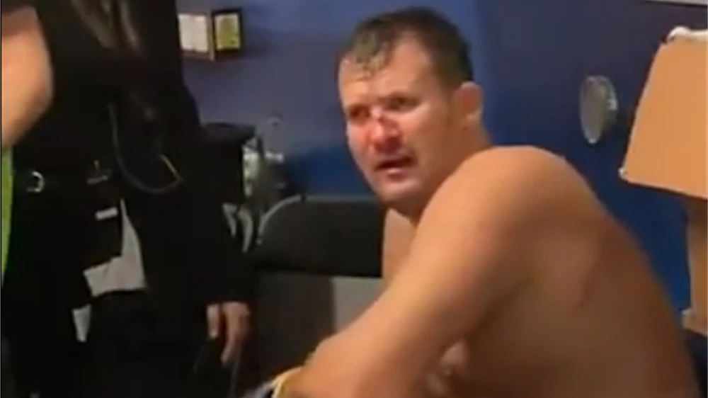 Hỗn loạn tại sàn MMA CH Séc: Võ sĩ cắn tai đối thủ đến chảy máu rồi bỏ chạy - Ảnh 2.