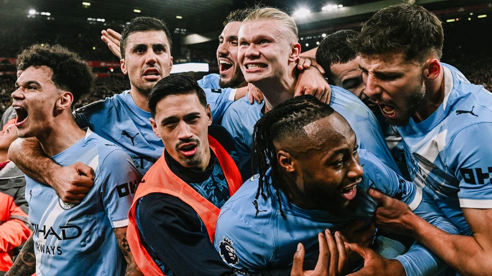 HLV Arne Slot tức giận, cho rằng trọng tài là "kẻ tiêu chuẩn kép" - Ảnh 2.