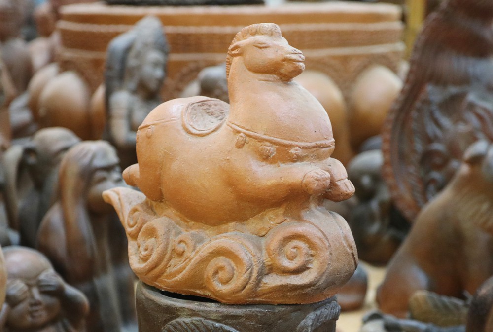 Độc đáo linh vật ngựa làng gốm Chăm Bàu Trúc phục vụ Tết - Ảnh 1.