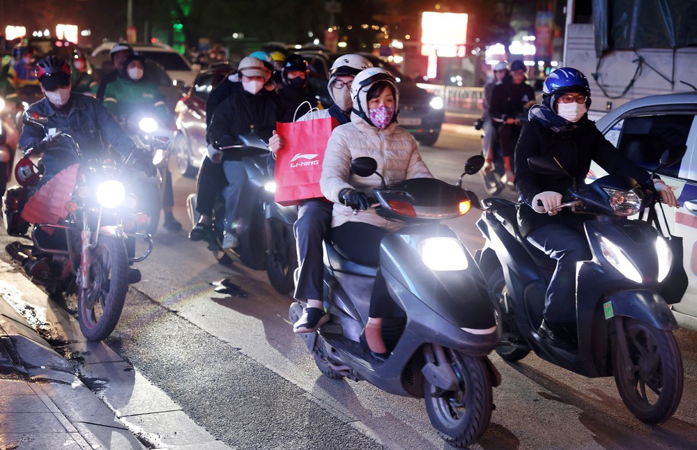 Đường phố Hà Nội đông nghẹt người những ngày cận Tết - Ảnh 9.