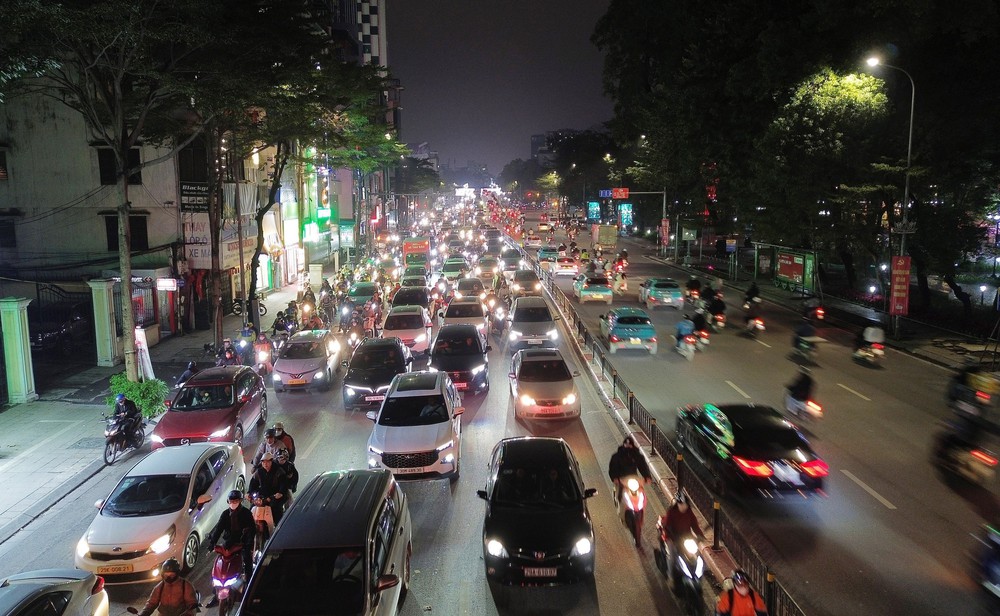 Đường phố Hà Nội đông nghẹt người những ngày cận Tết - Ảnh 4.