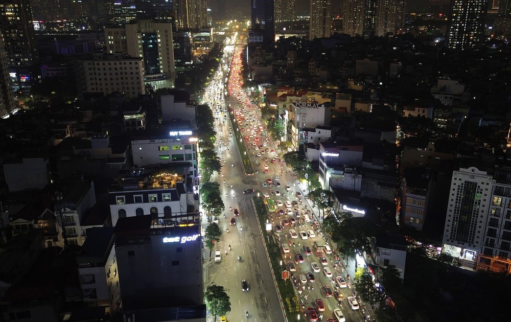 Đường phố Hà Nội đông nghẹt người những ngày cận Tết - Ảnh 6.