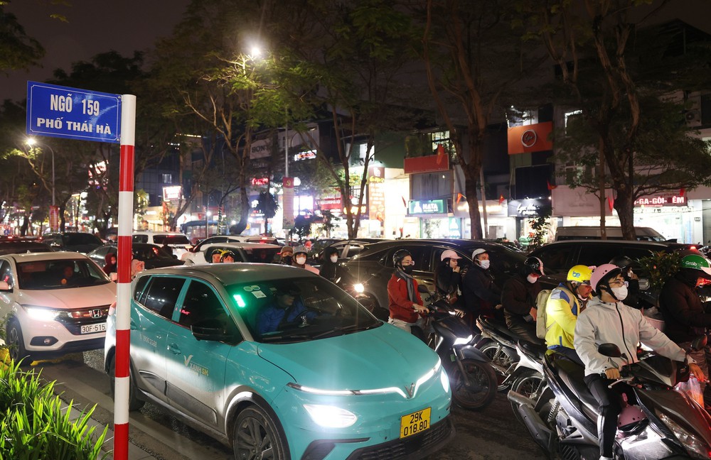 Đường phố Hà Nội đông nghẹt người những ngày cận Tết - Ảnh 3.