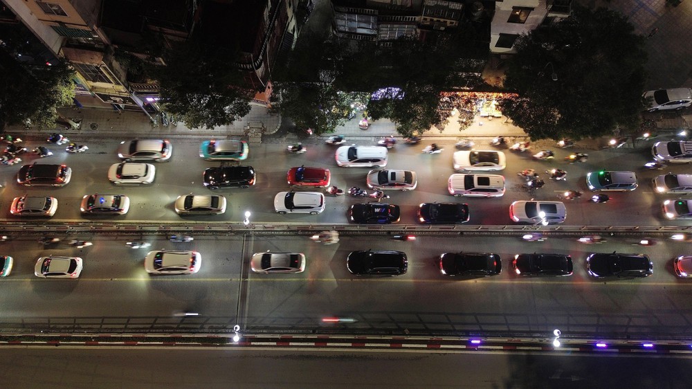 Đường phố Hà Nội đông nghẹt người những ngày cận Tết - Ảnh 5.