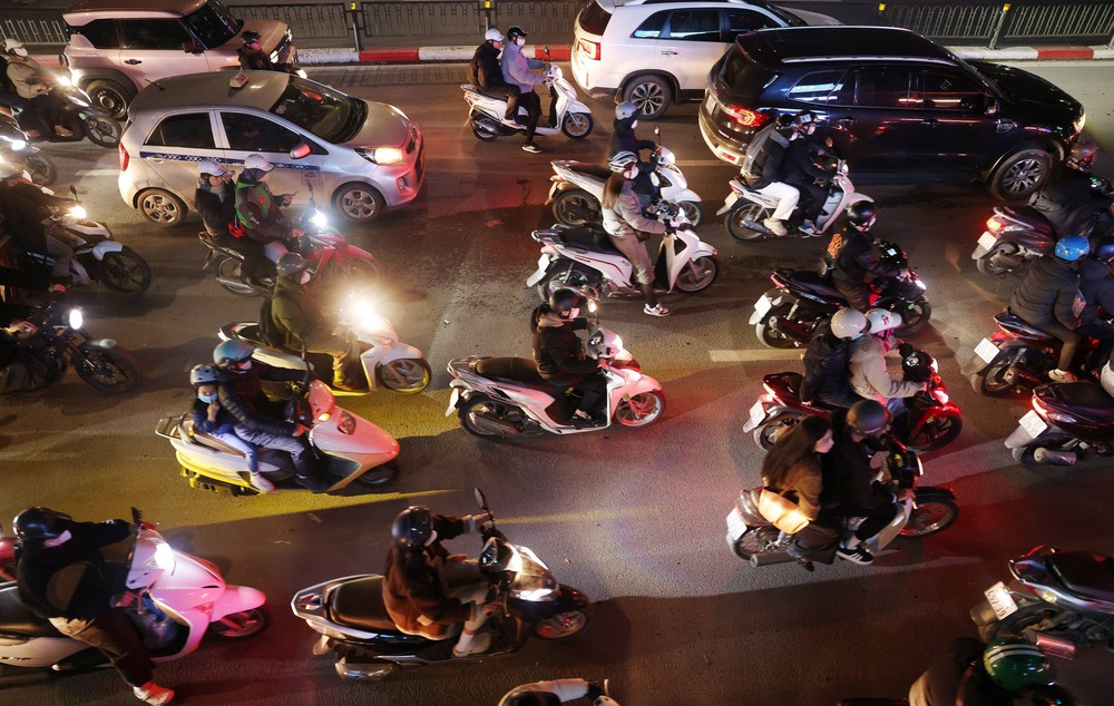 Đường phố Hà Nội đông nghẹt người những ngày cận Tết - Ảnh 8.