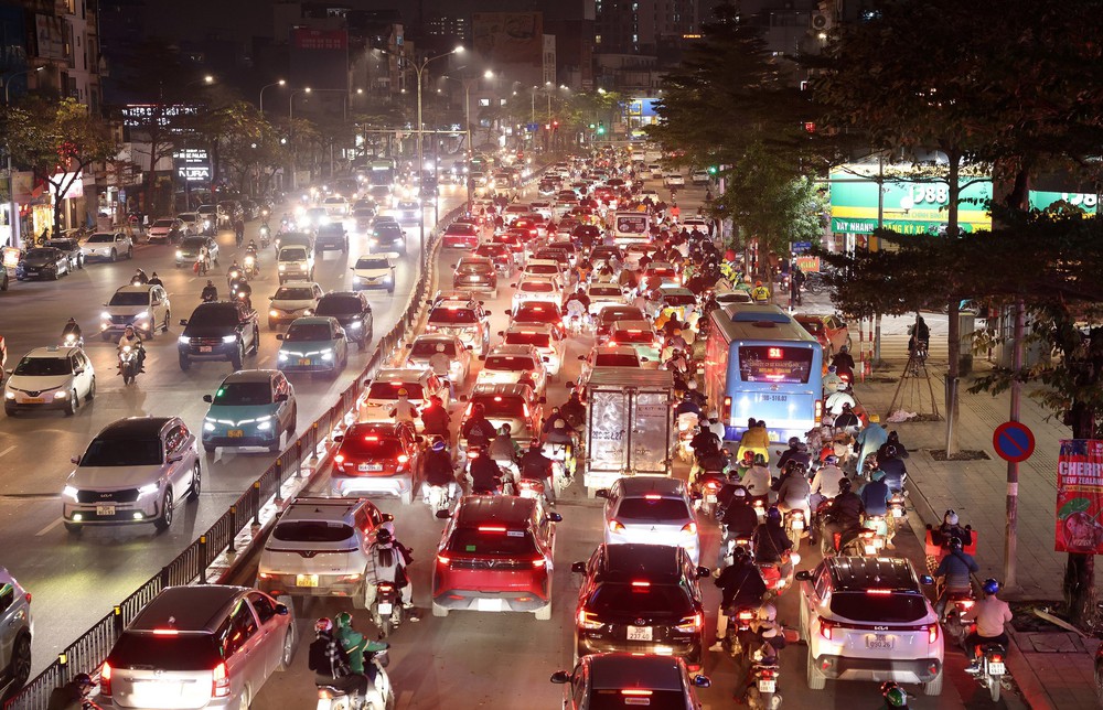 Đường phố Hà Nội đông nghẹt người những ngày cận Tết - Ảnh 1.