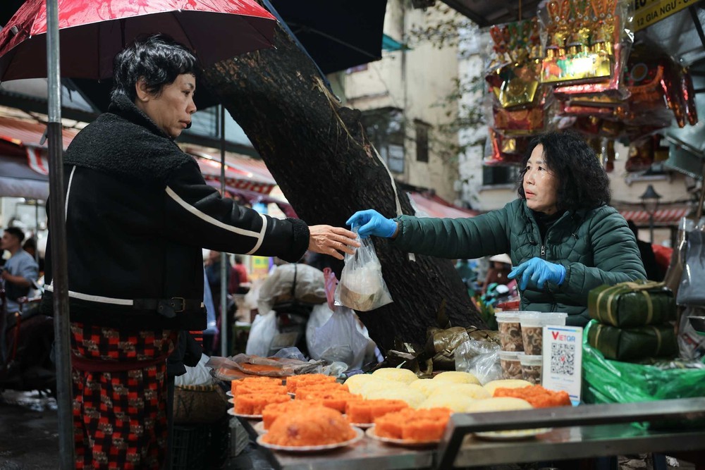 Người dân Hà Nội đội mưa rét đi chợ sớm sắm lễ cúng ông Công, ông Táo - Ảnh 15.