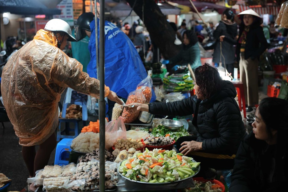 Người dân Hà Nội đội mưa rét đi chợ sớm sắm lễ cúng ông Công, ông Táo - Ảnh 14.