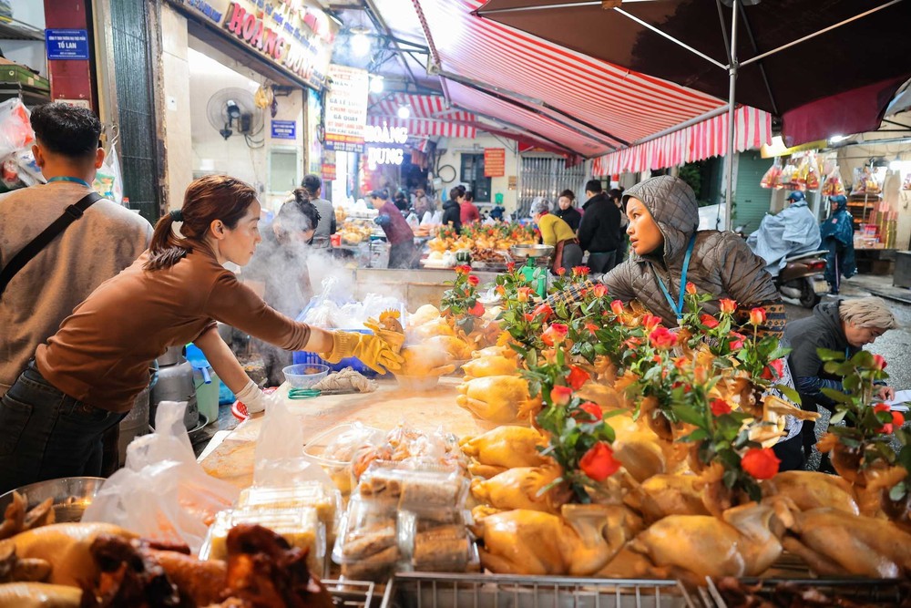 Người dân Hà Nội đội mưa rét đi chợ sớm sắm lễ cúng ông Công, ông Táo - Ảnh 9.