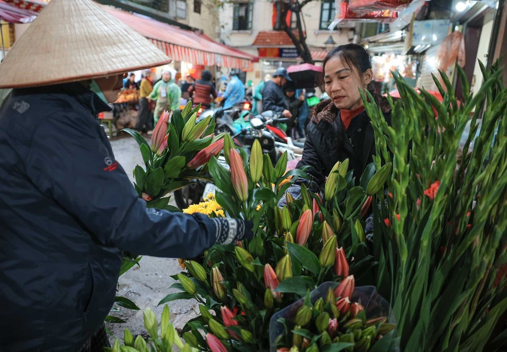 Người dân Hà Nội đội mưa rét đi chợ sớm sắm lễ cúng ông Công, ông Táo - Ảnh 4.