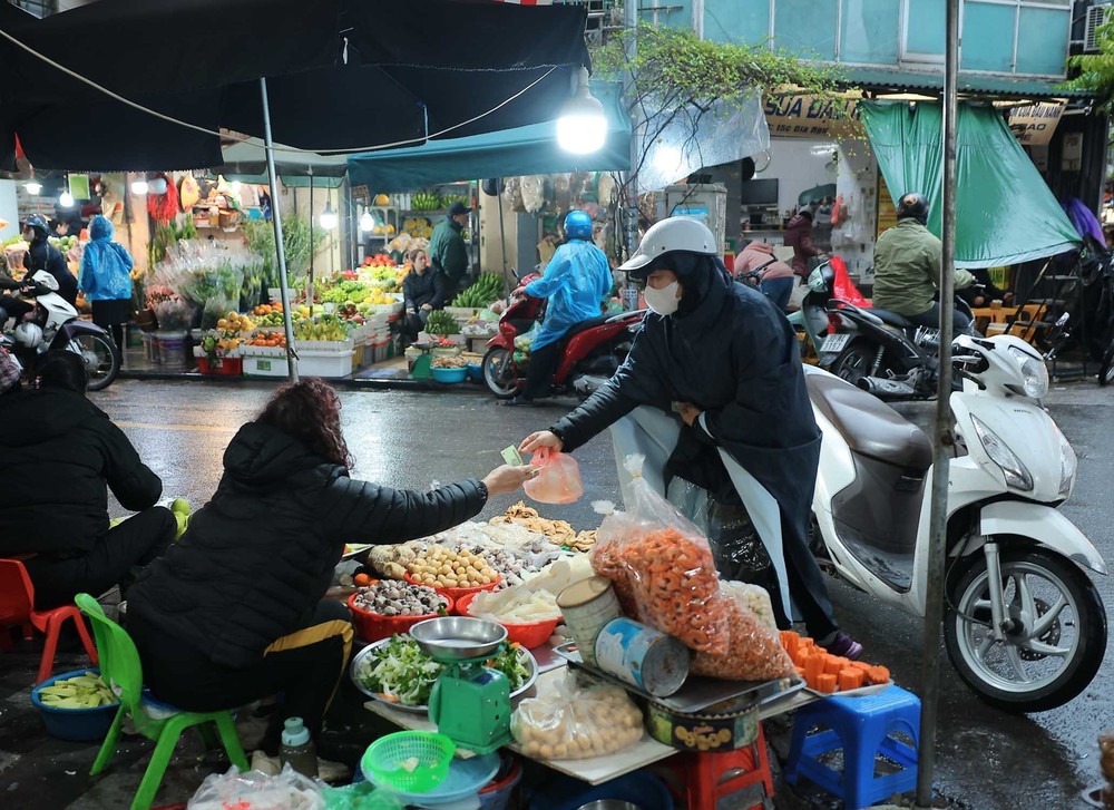 Người dân Hà Nội đội mưa rét đi chợ sớm sắm lễ cúng ông Công, ông Táo - Ảnh 12.