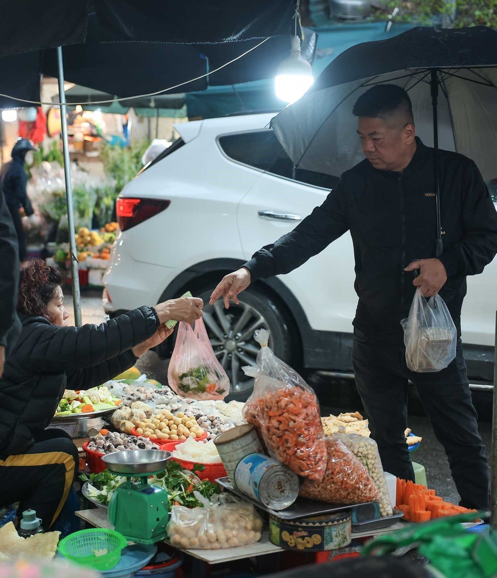 Người dân Hà Nội đội mưa rét đi chợ sớm sắm lễ cúng ông Công, ông Táo - Ảnh 13.