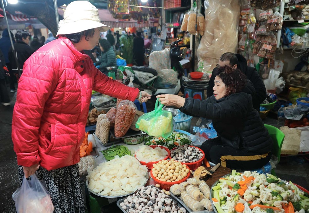 Người dân Hà Nội đội mưa rét đi chợ sớm sắm lễ cúng ông Công, ông Táo - Ảnh 11.