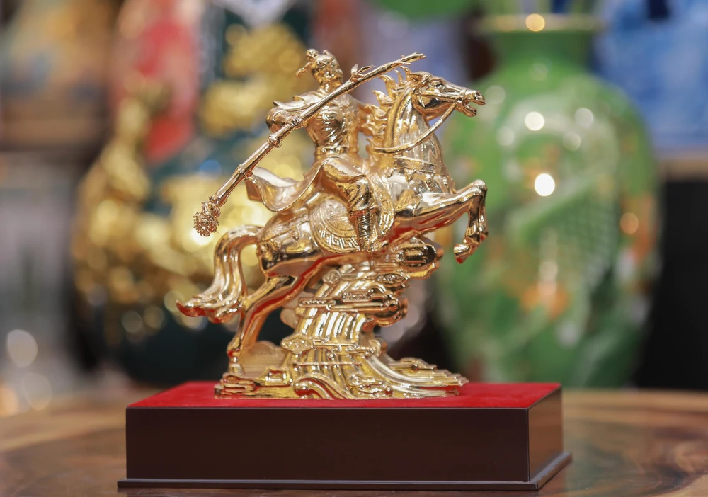Linh vật ngựa dát vàng Kiêu Kỵ 'hút hàng' dịp Tết Bính Ngọ 2026 - Ảnh 3.