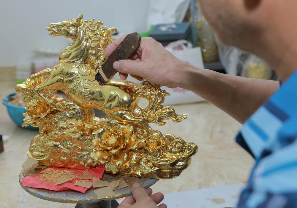 Linh vật ngựa dát vàng Kiêu Kỵ 'hút hàng' dịp Tết Bính Ngọ 2026 - Ảnh 7.