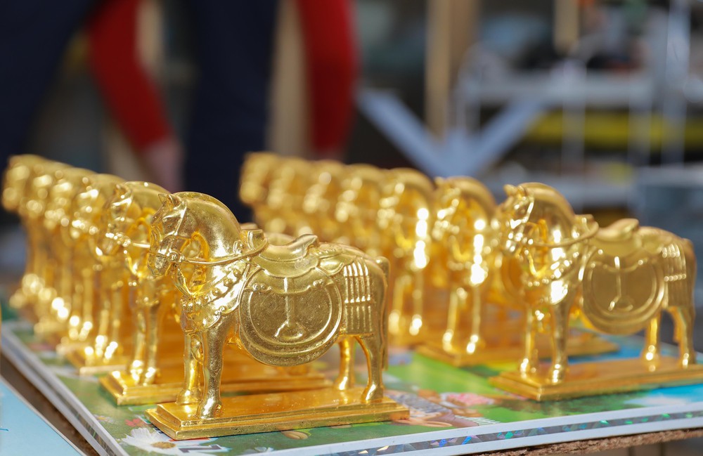 Linh vật ngựa dát vàng Kiêu Kỵ 'hút hàng' dịp Tết Bính Ngọ 2026 - Ảnh 10.