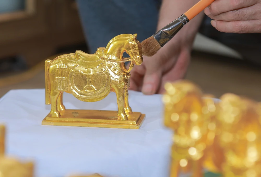 Linh vật ngựa dát vàng Kiêu Kỵ 'hút hàng' dịp Tết Bính Ngọ 2026 - Ảnh 6.