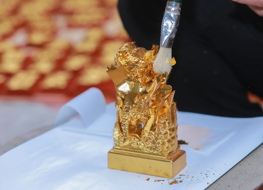 Linh vật ngựa dát vàng Kiêu Kỵ 'hút hàng' dịp Tết Bính Ngọ 2026 - Ảnh 8.