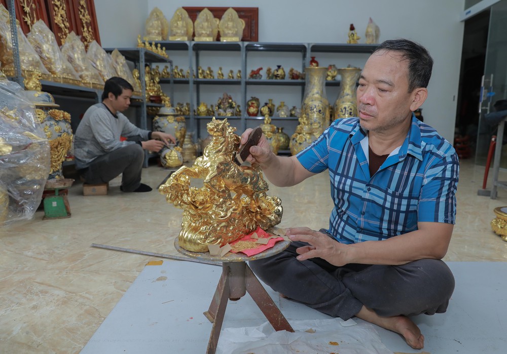 Linh vật ngựa dát vàng Kiêu Kỵ 'hút hàng' dịp Tết Bính Ngọ 2026 - Ảnh 5.