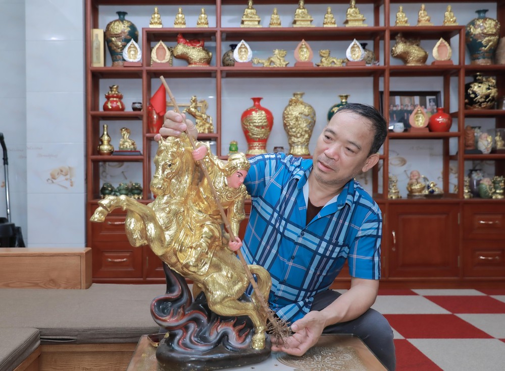 Linh vật ngựa dát vàng Kiêu Kỵ 'hút hàng' dịp Tết Bính Ngọ 2026 - Ảnh 4.