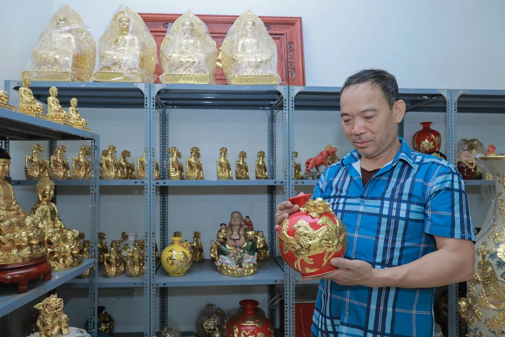 Linh vật ngựa dát vàng Kiêu Kỵ 'hút hàng' dịp Tết Bính Ngọ 2026 - Ảnh 1.