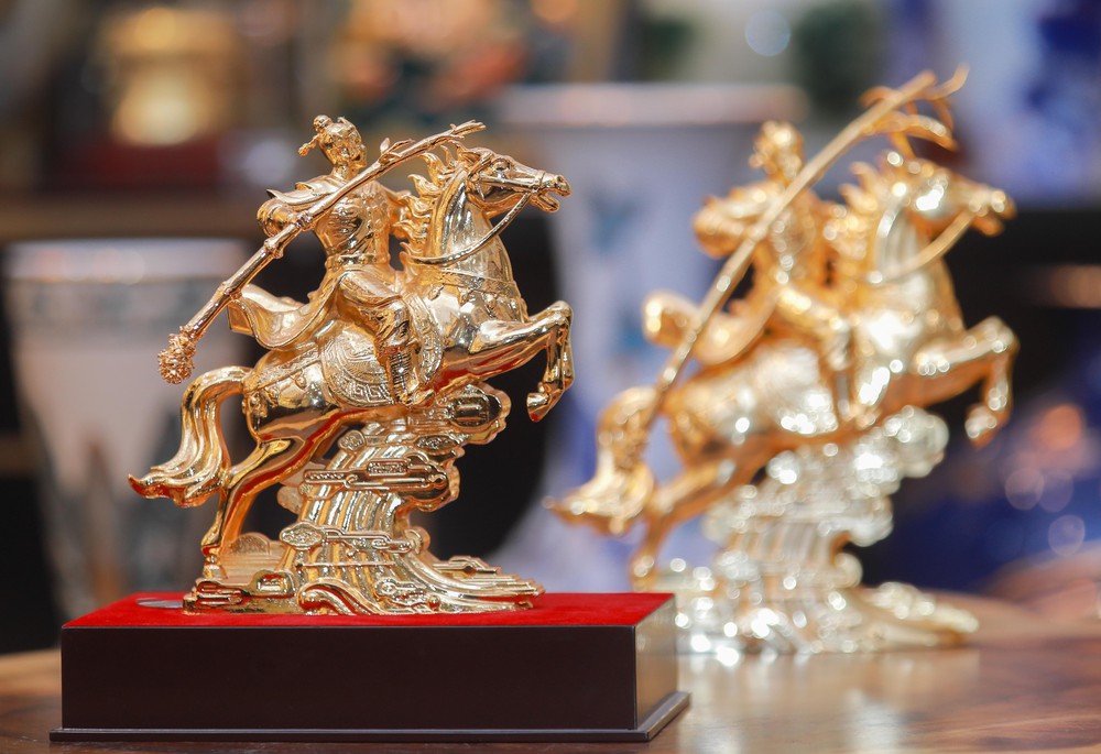 Linh vật ngựa dát vàng Kiêu Kỵ 'hút hàng' dịp Tết Bính Ngọ 2026 - Ảnh 2.