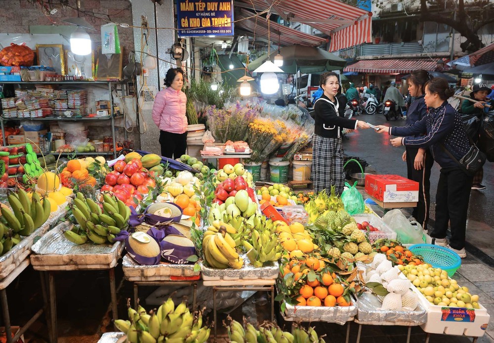 Người dân Hà Nội đội mưa rét đi chợ sớm sắm lễ cúng ông Công, ông Táo - Ảnh 5.