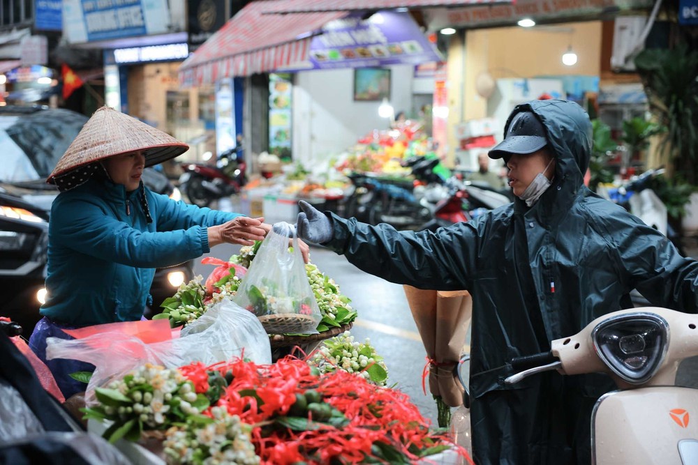 Người dân Hà Nội đội mưa rét đi chợ sớm sắm lễ cúng ông Công, ông Táo - Ảnh 3.
