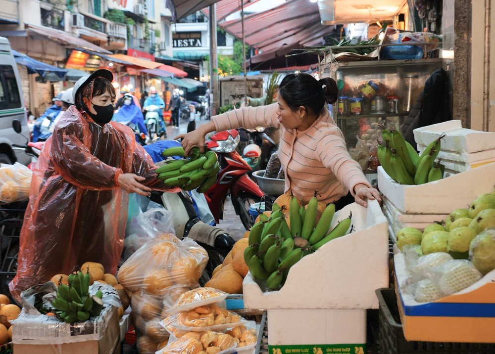 Người dân Hà Nội đội mưa rét đi chợ sớm sắm lễ cúng ông Công, ông Táo - Ảnh 6.