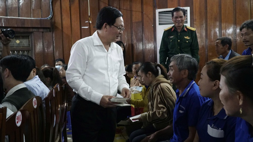 Phó Thủ tướng Hồ Quốc Dũng thăm, động viên nhân dân vùng lũ tỉnh Gia Lai - Ảnh 10.