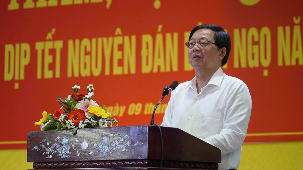 Phó Thủ tướng Hồ Quốc Dũng thăm, động viên nhân dân vùng lũ tỉnh Gia Lai - Ảnh 4.