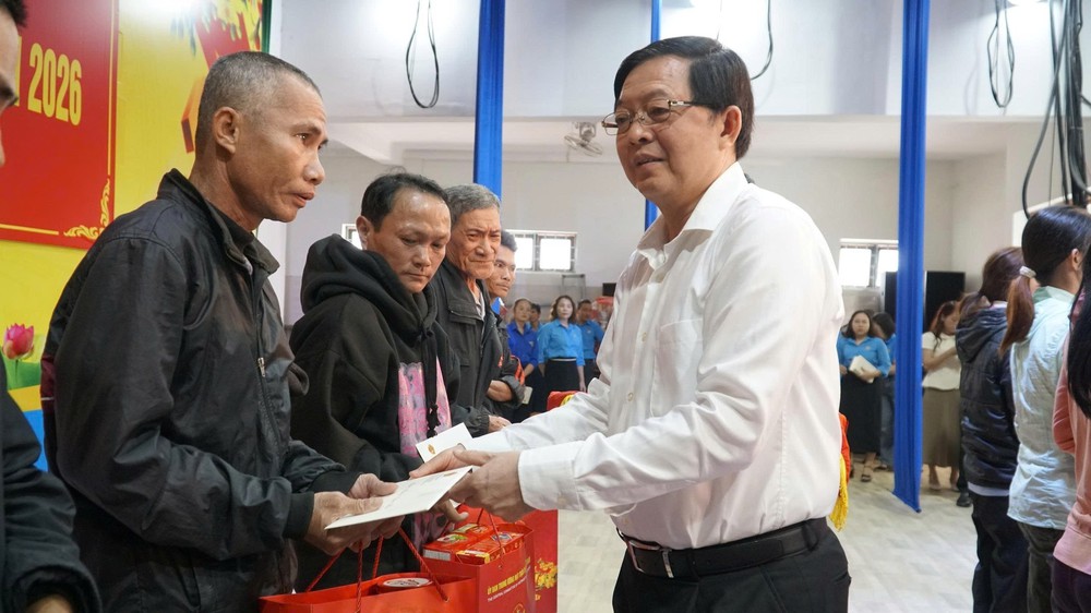 Phó Thủ tướng Hồ Quốc Dũng thăm, động viên nhân dân vùng lũ tỉnh Gia Lai - Ảnh 9.