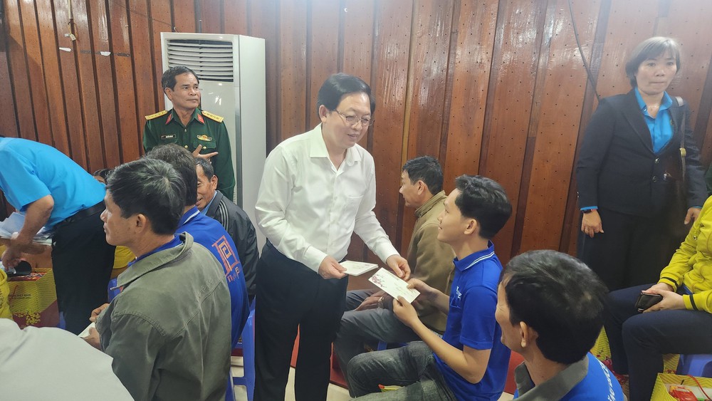 Phó Thủ tướng Hồ Quốc Dũng thăm, động viên nhân dân vùng lũ tỉnh Gia Lai - Ảnh 8.