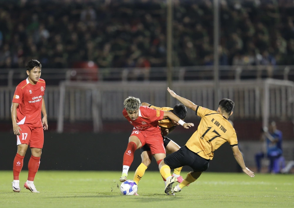 CLB Công an TP.HCM chông chênh đường đua huy chương V-League - Ảnh 3.